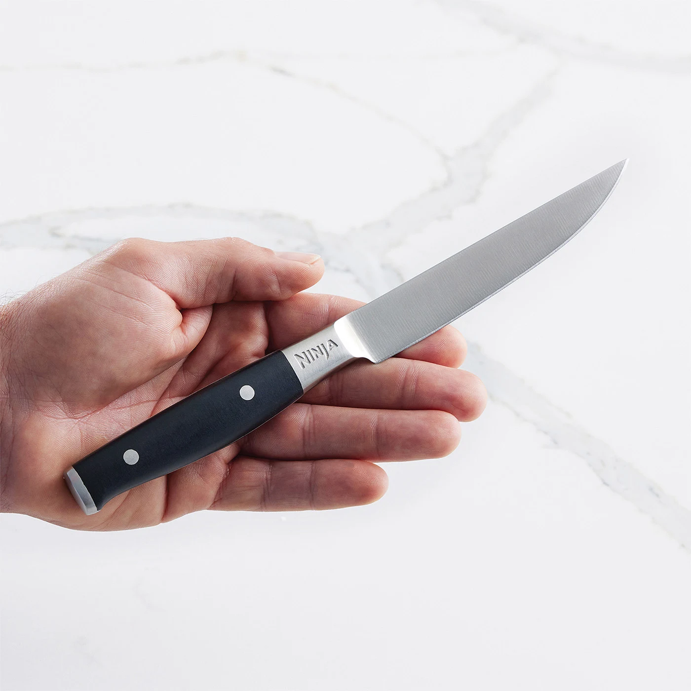 Ninja-K32106UK-InUse-Steak-Knife-steakknifeheld-2