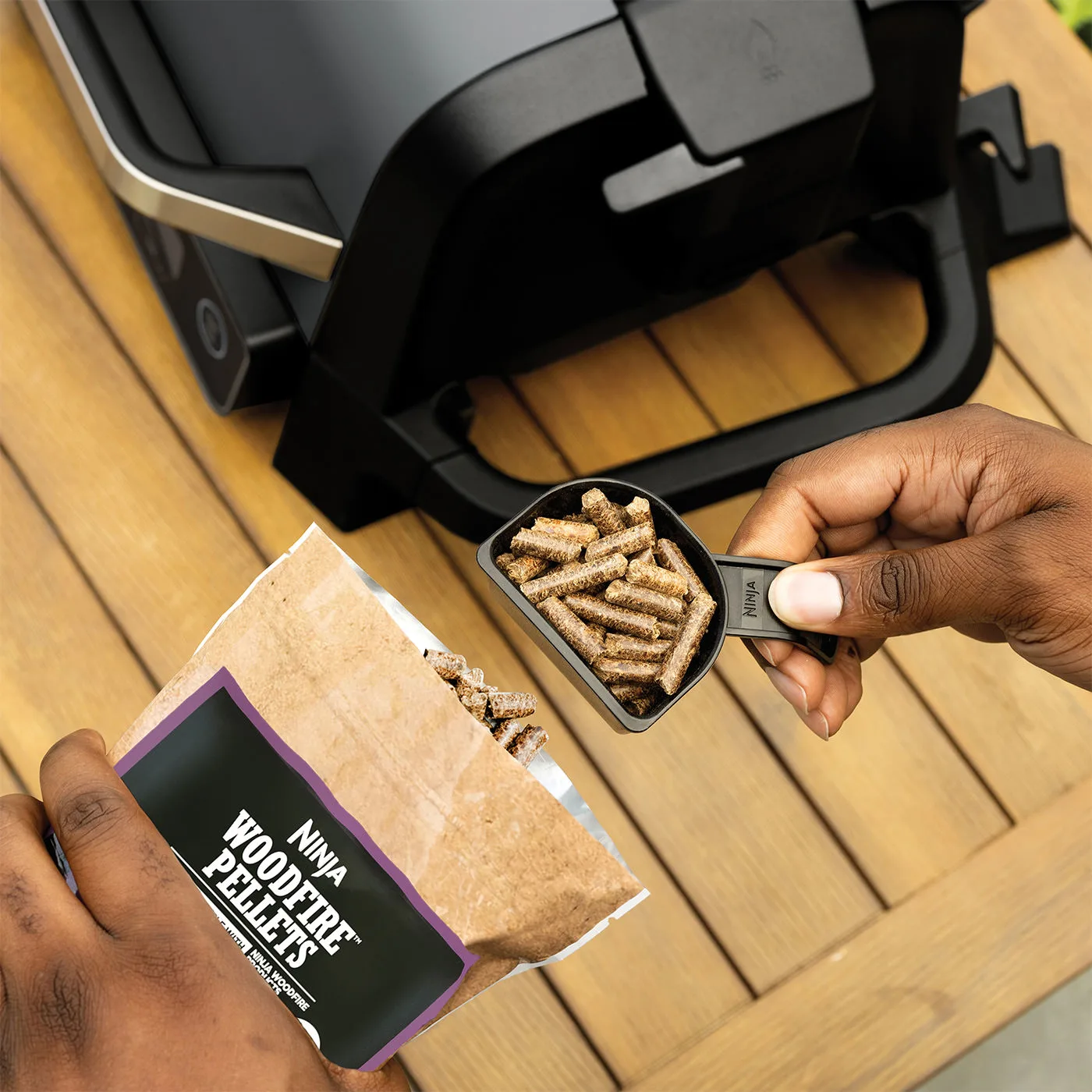 Ninja-OG701UK-R-XSKOP2R-OG701-InUse-RobustBlend-PouredPellets