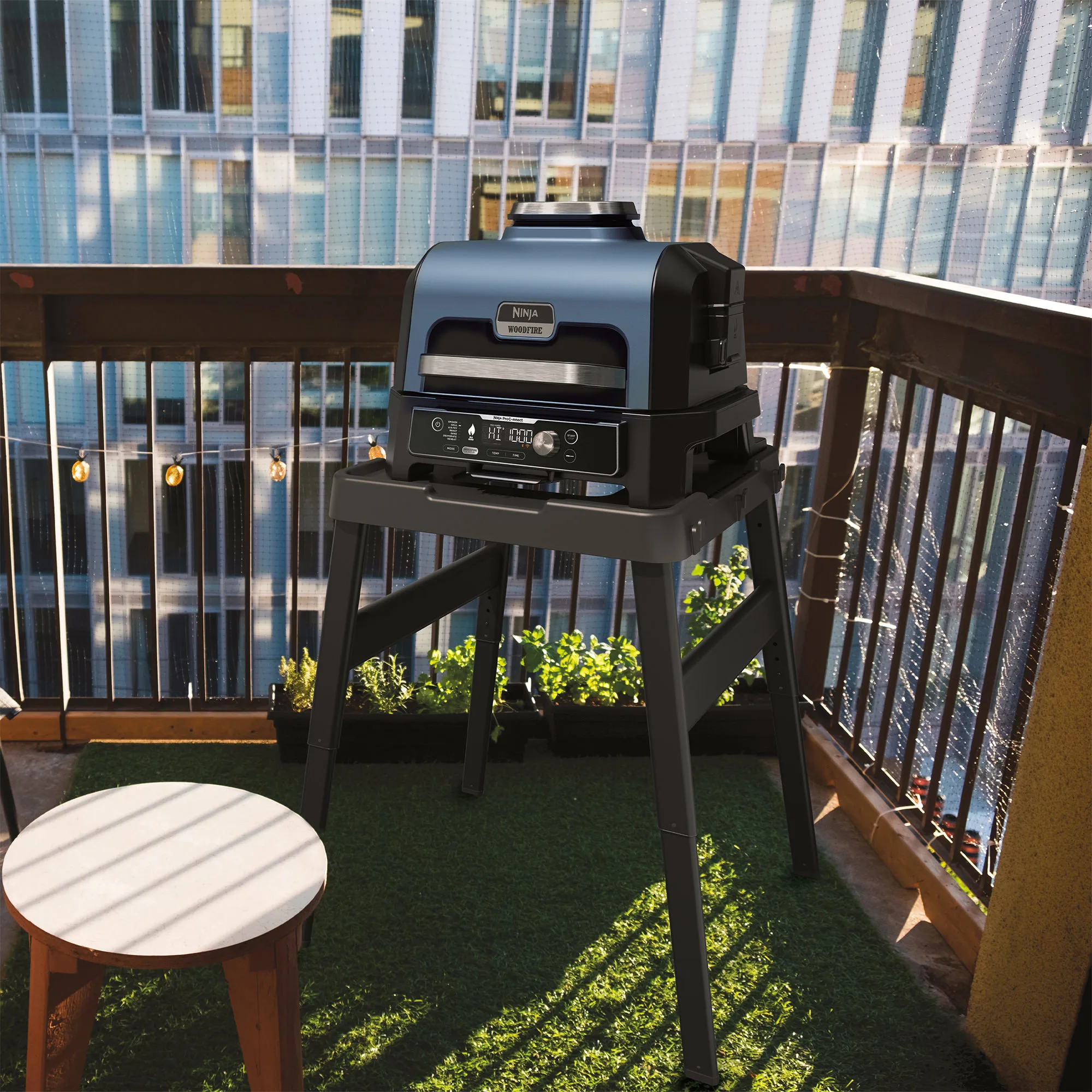 Ninja-R-O901UK-EU-InUse-UrbanBalcony-OnStand-RGB