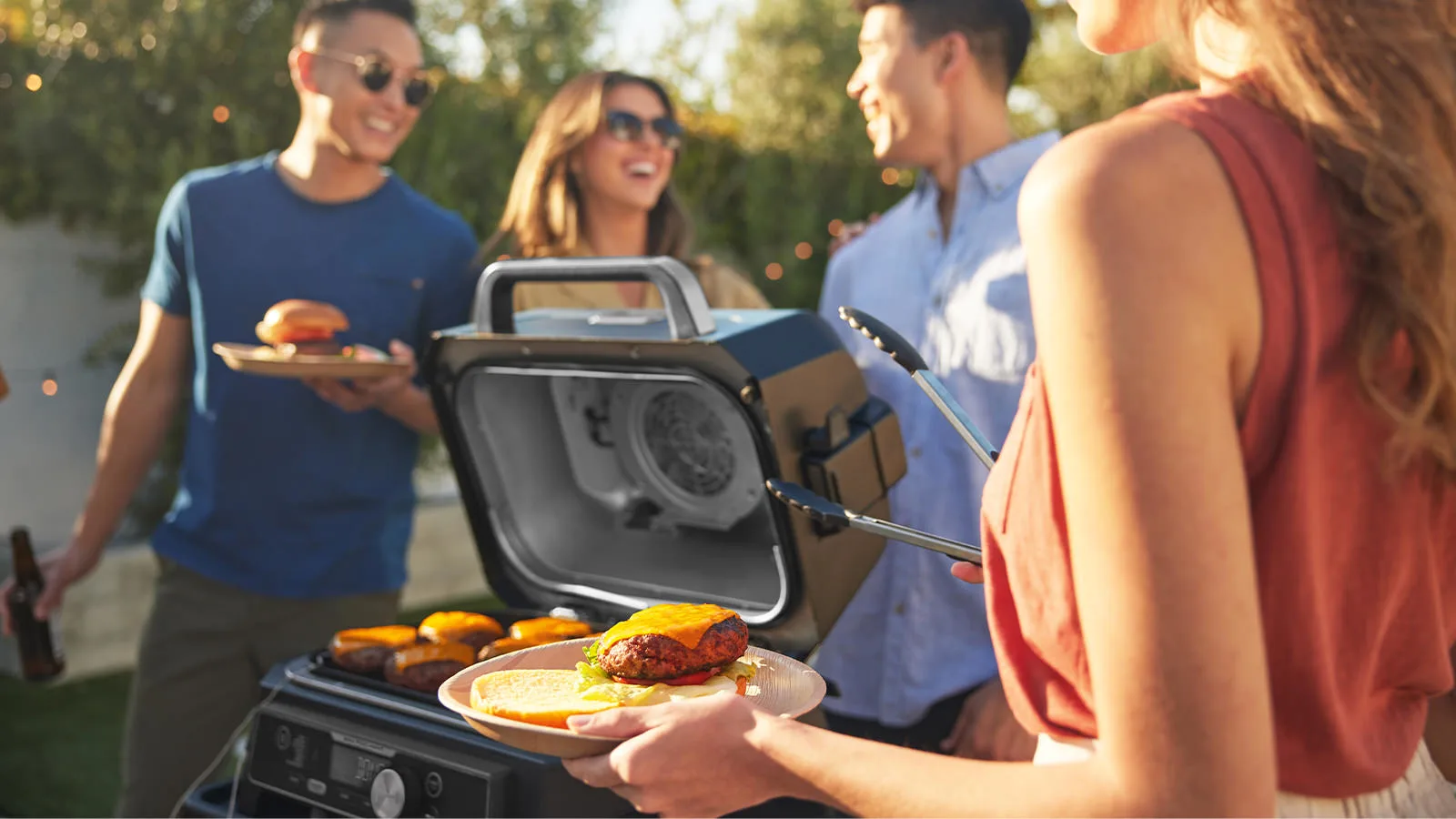 Ninja-R-O901UK-EU-InUse-burger-party-1166-RGB