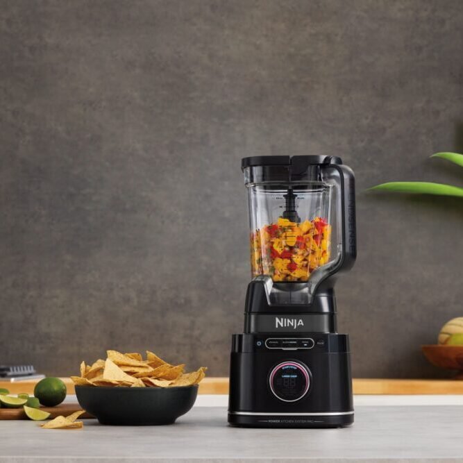Ninja-R-TB401UK-InUse-Kitchen-Island-SalsaChop-LineUp