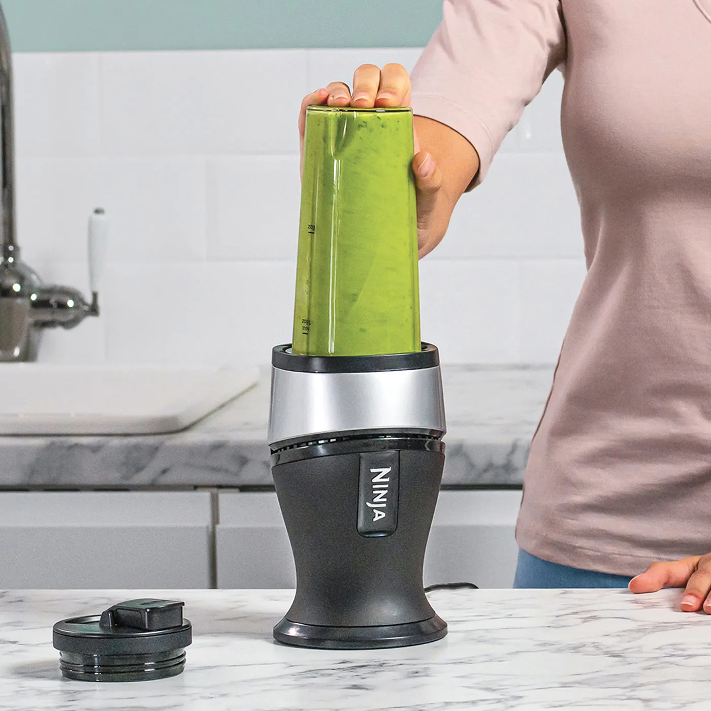 Ninja_Smoothie_Maker_QB3001UKS_Blending_Smoothie-close_c2upmn