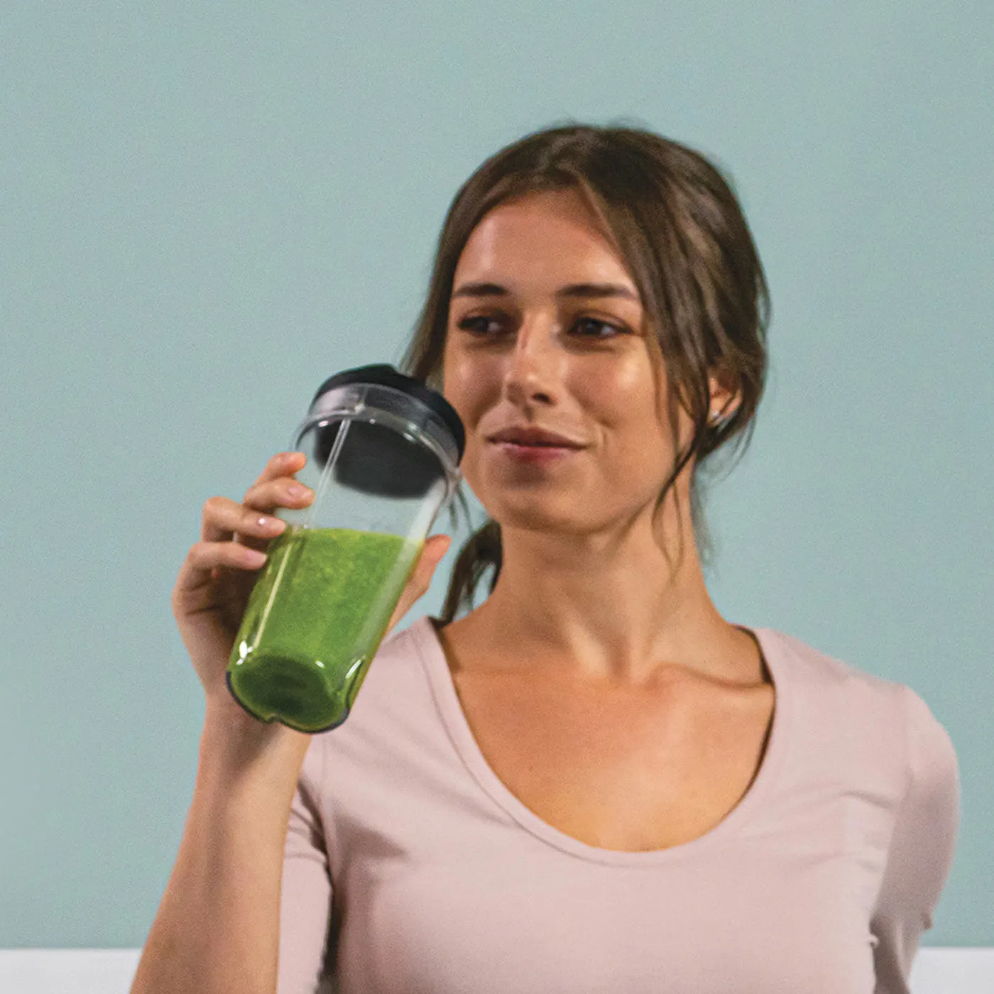 Ninja_Smoothie_Maker_QB3001UKS_Drinking_Smoothie_ixzite