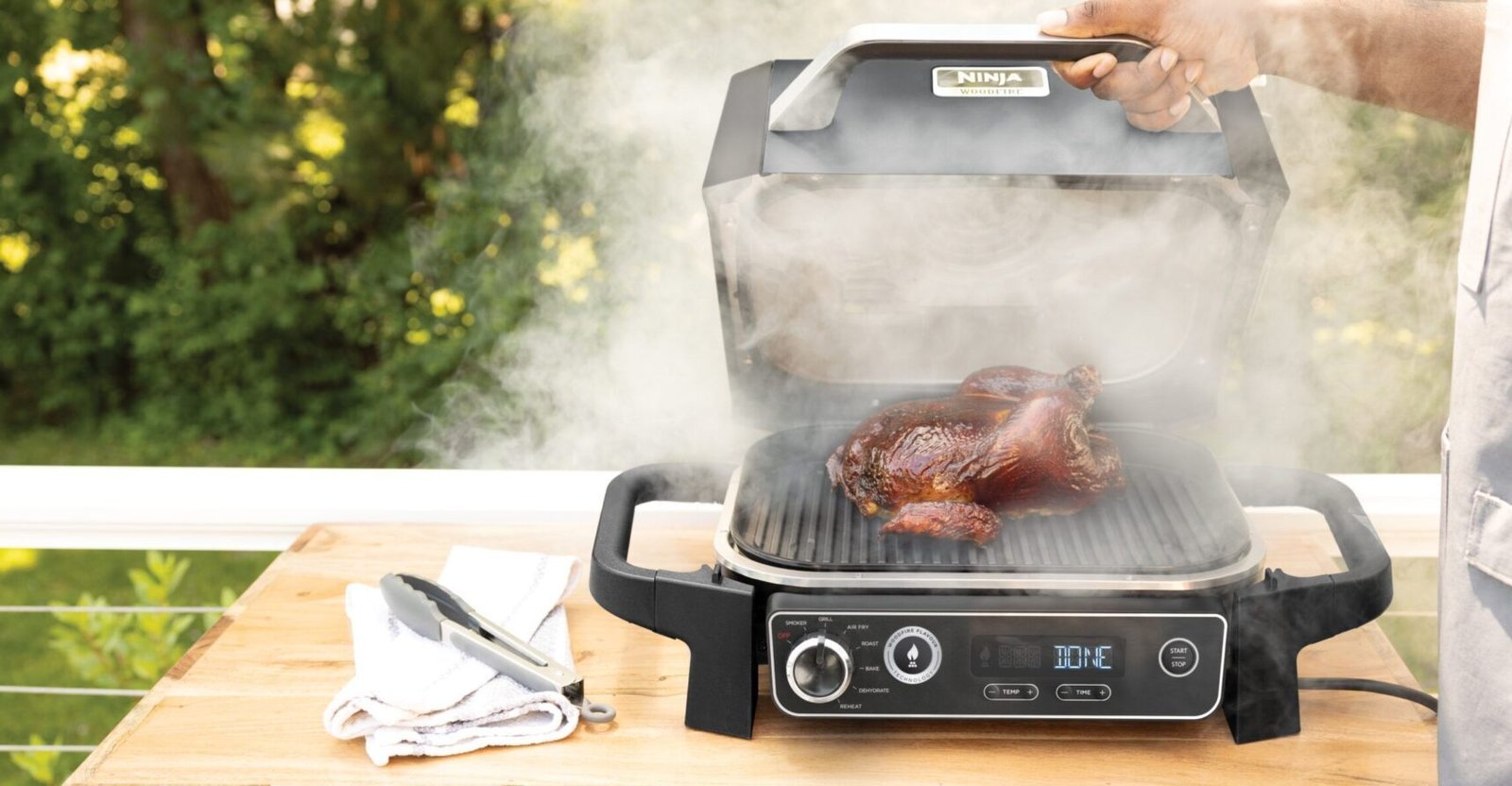 OG701UK_InUse_Dad_SmokeChicken_LidOpenFull_RGB