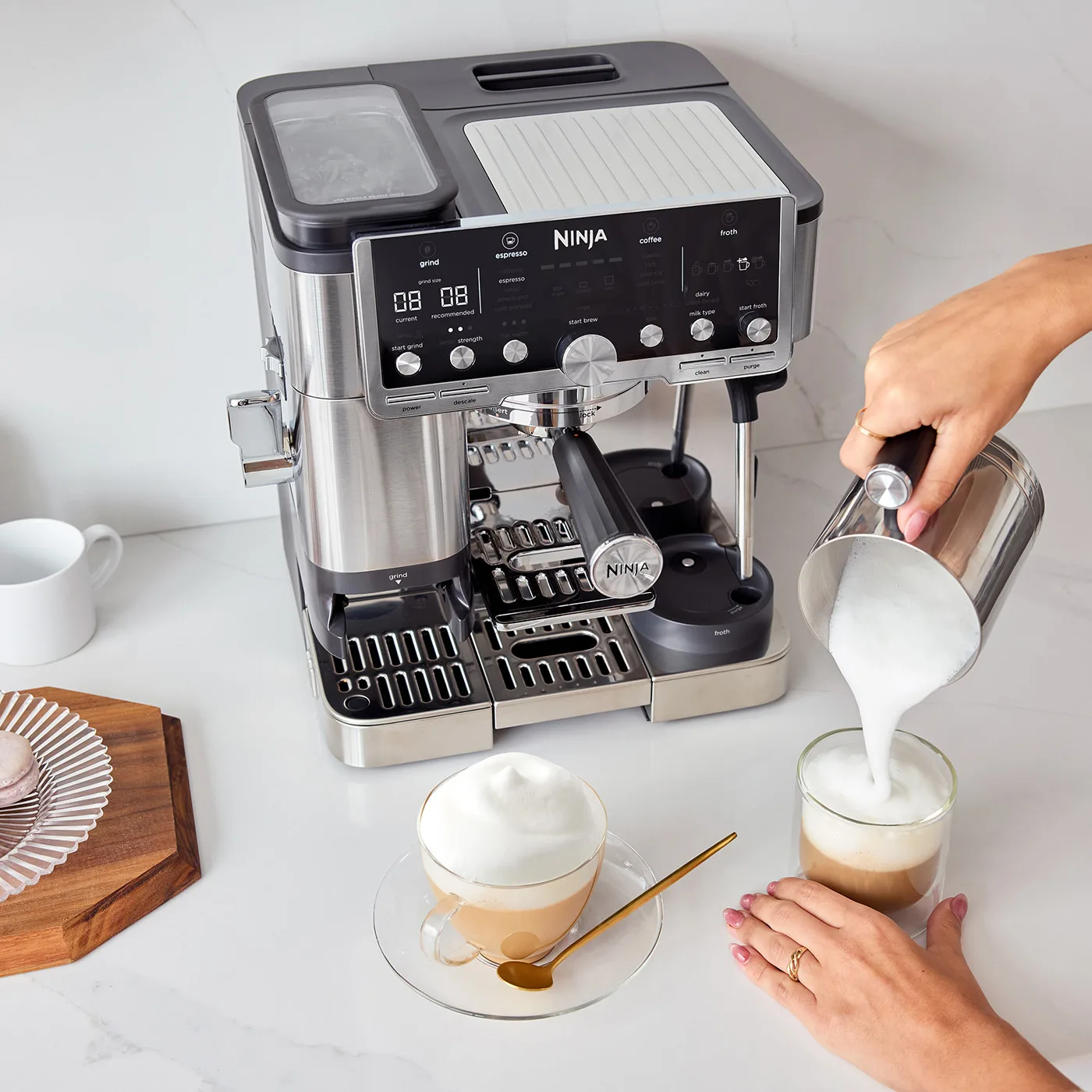 Ninja-ES701UK-InUse-Kitchen-Counter-DualFrothSystem-Woman