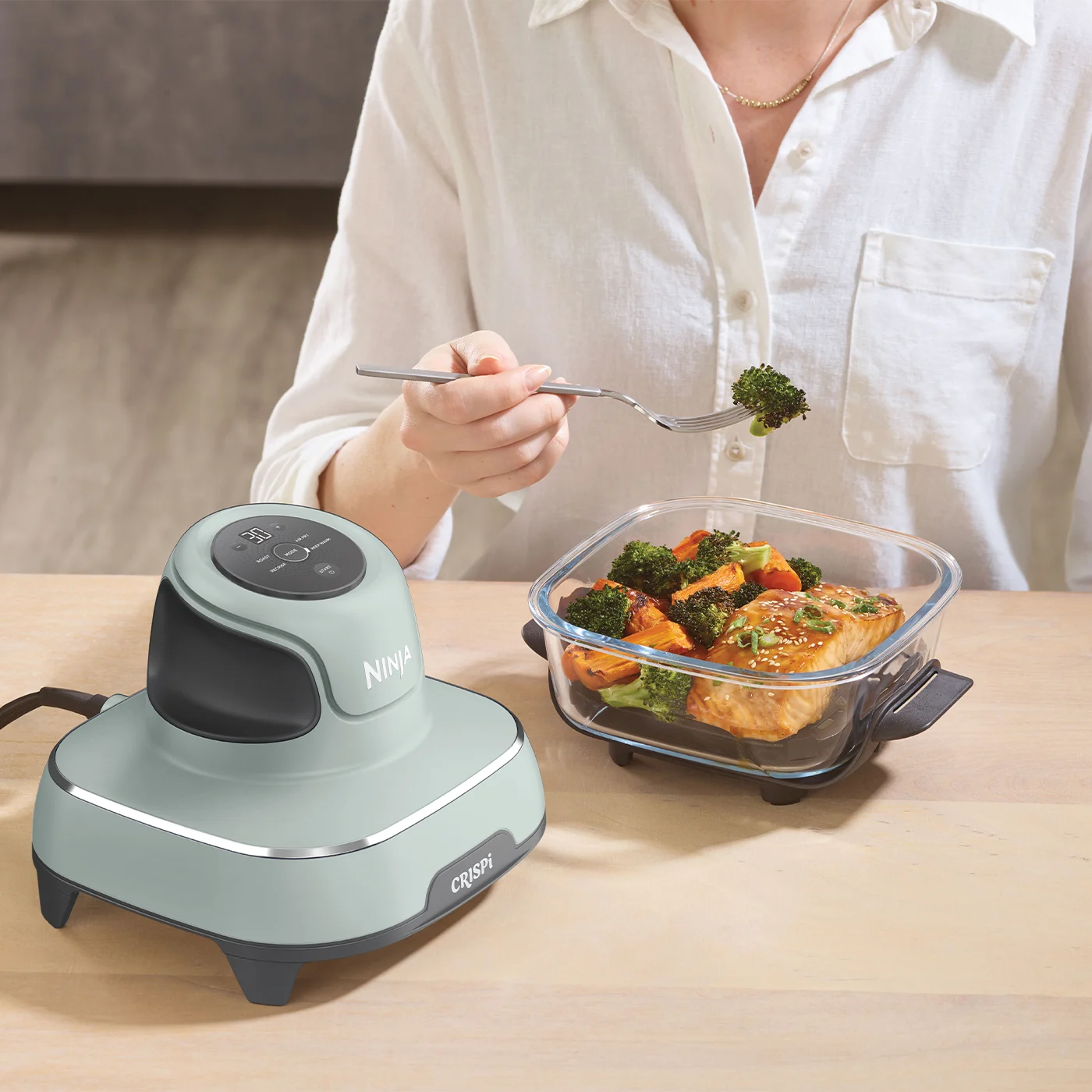 Ninja-FN101-InUse-Office-Eating-Woman3