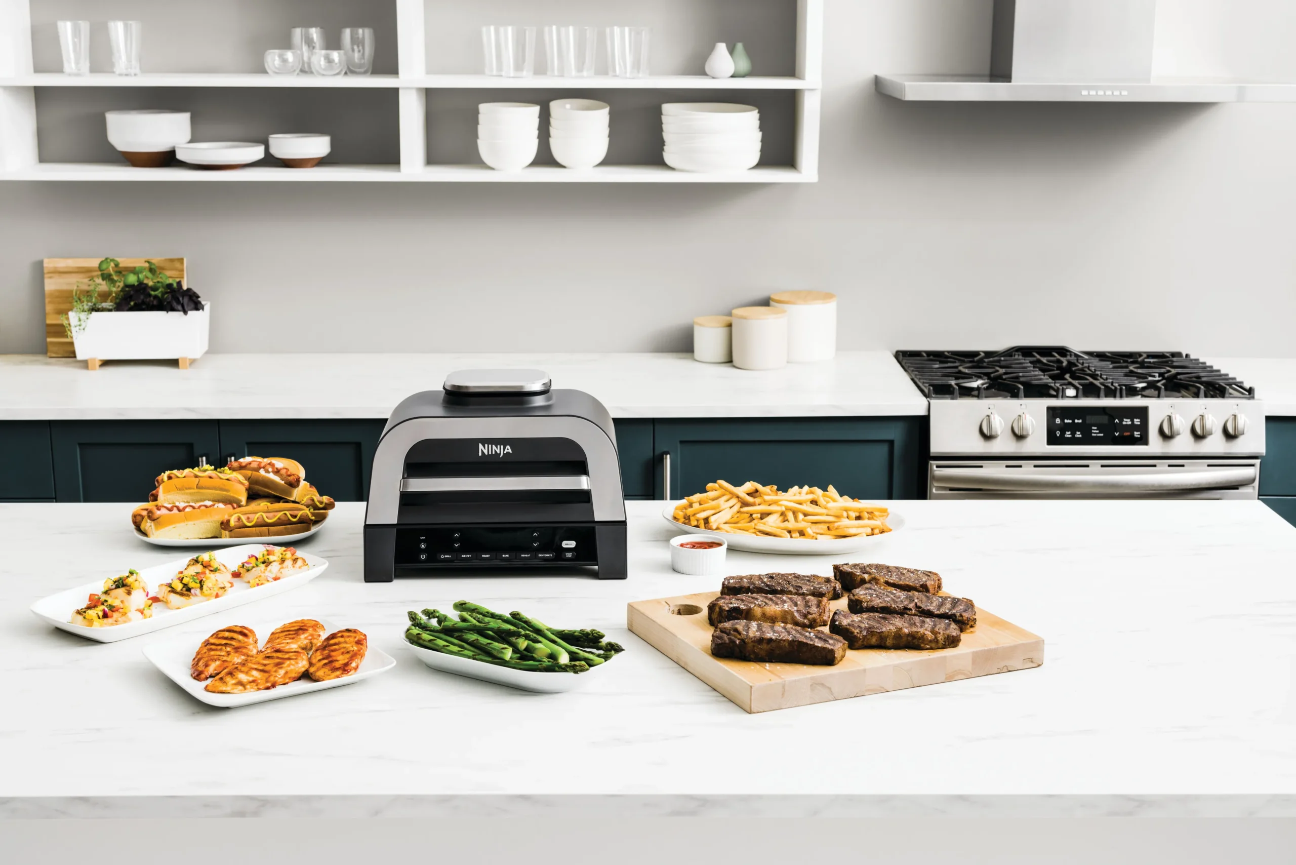 DAT-R_DG551UK_InUse_Lineup_1x1_edited UI