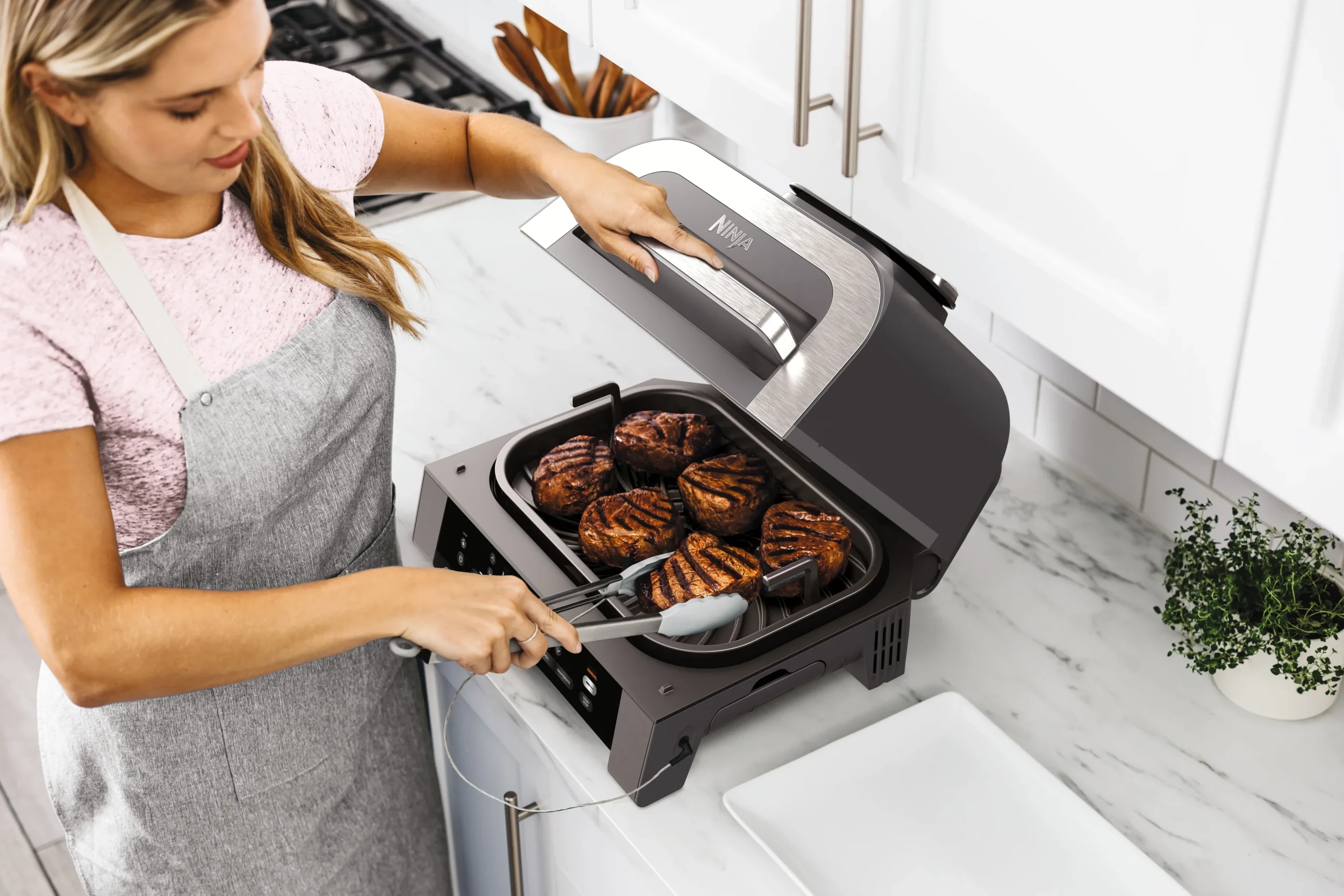 DAT-R_DG551UK_InUse_OnCounter_TurnSteaks_Woman