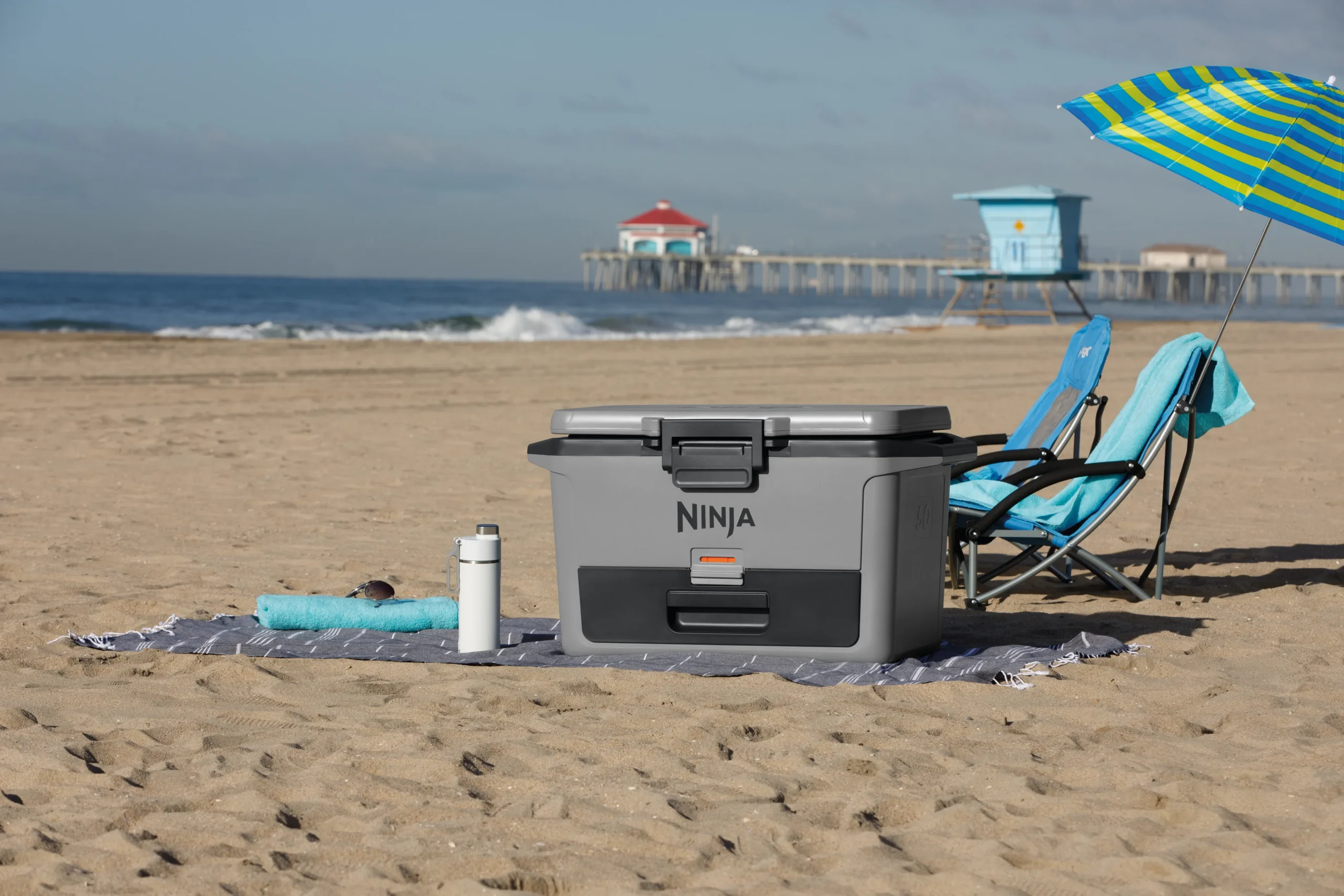 DAT-R_FB151EUGY_InUse_Beach_Chairs_LineUp