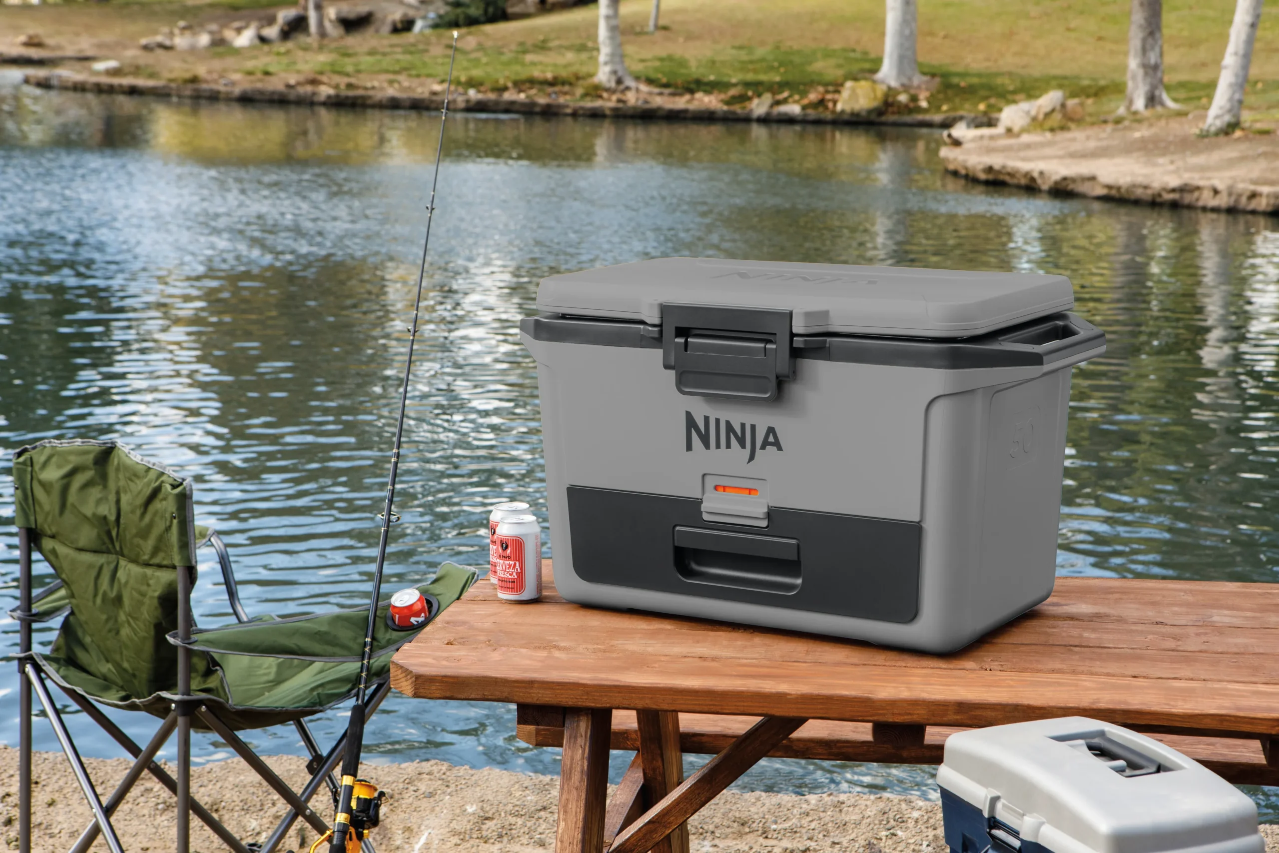 DAT-R_FB151EUGY_InUse_Lake_Fishing