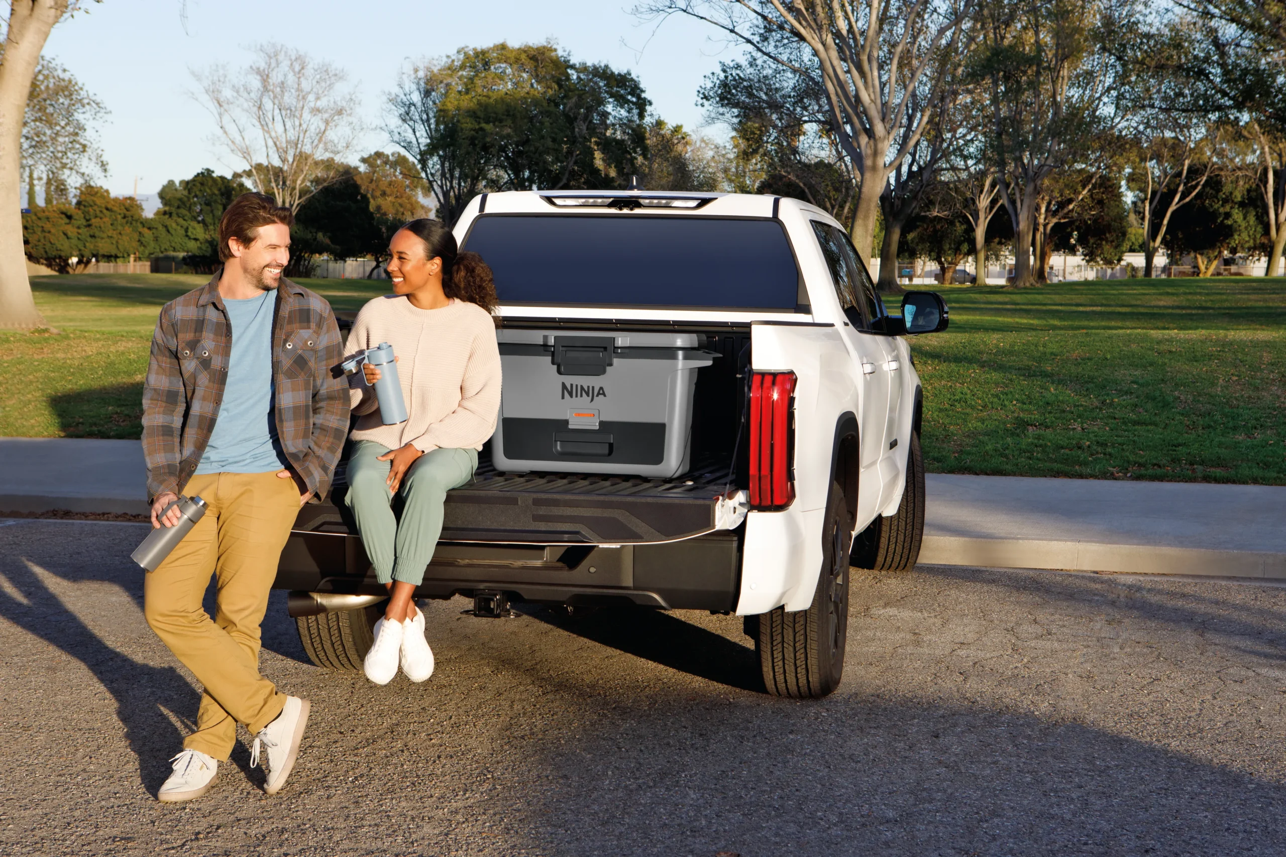 DAT-R_FB151EUGY_InUse_TruckBed_Man_Woman