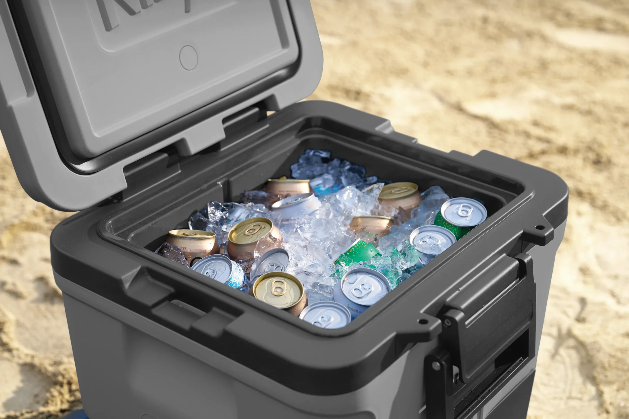 DAT-R_FB230EUGY_InUse_Beach_TopOpen_Ice_Drinks