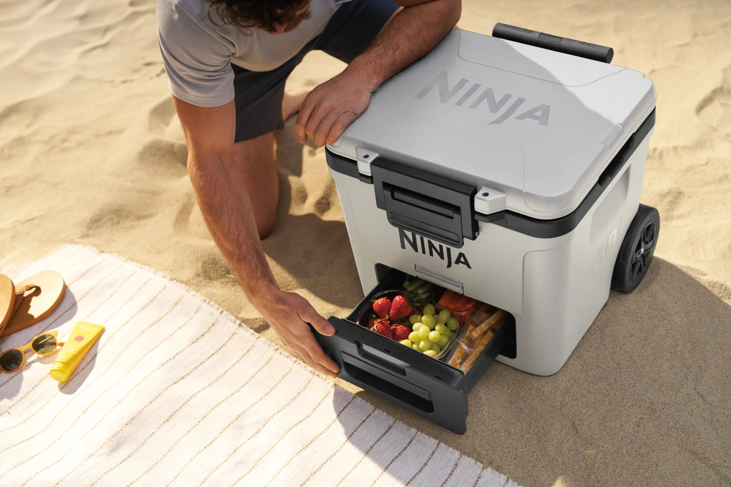 DAT-R_FB230EUWH_InUse_Beach_Drawer_Fruit_Snacks_Man