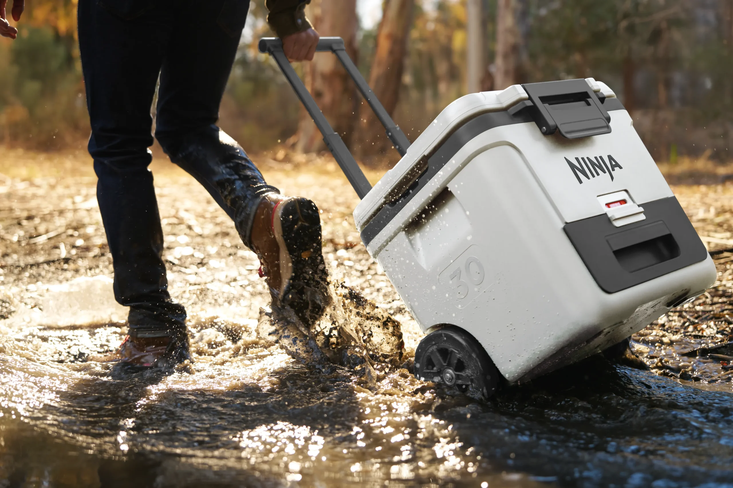 DAT-R_FB230EUWH_InUse_MuddyPuddle_Walking_Man
