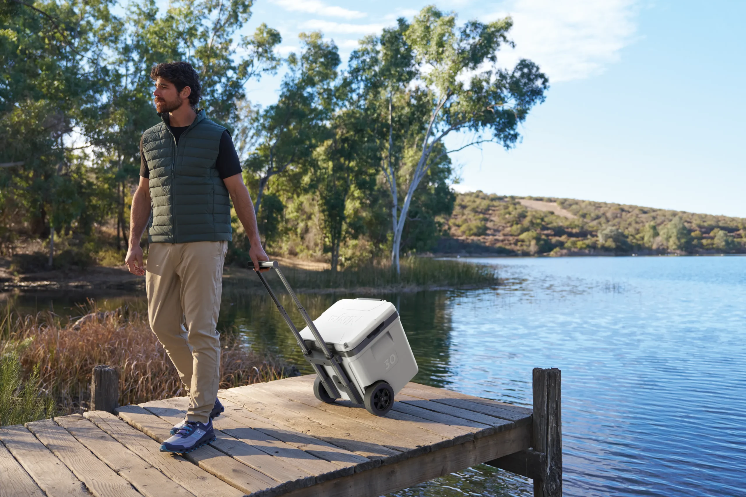 DAT-R_FB230EUWH_InUse_OnDock_Walking_Man