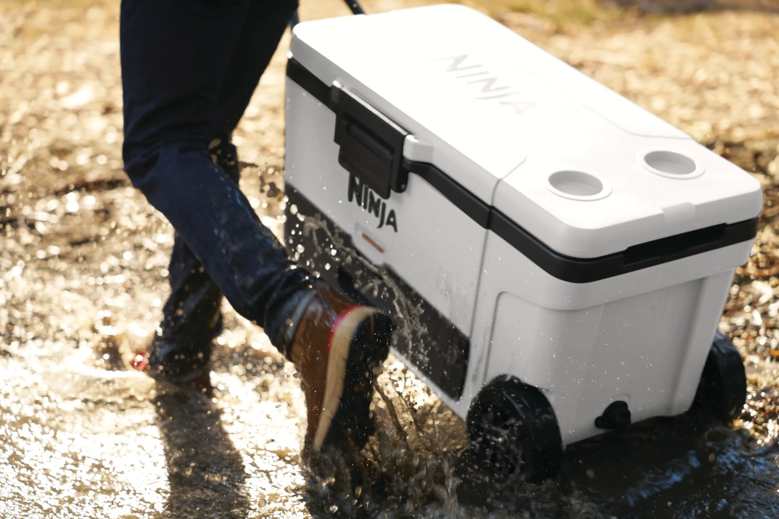 DAT-R_FB265UKWH_InUse_MuddyPuddle_Walking_Man