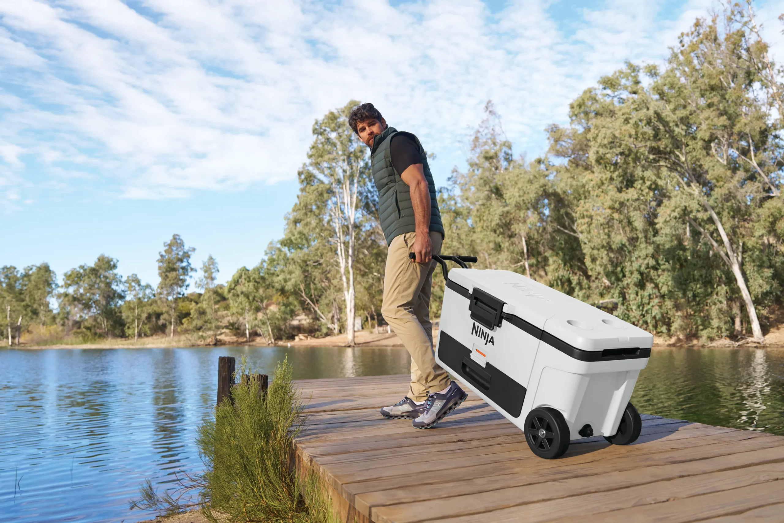 DAT-R_FB265UKWH_InUse_OnDock_Walking_Man