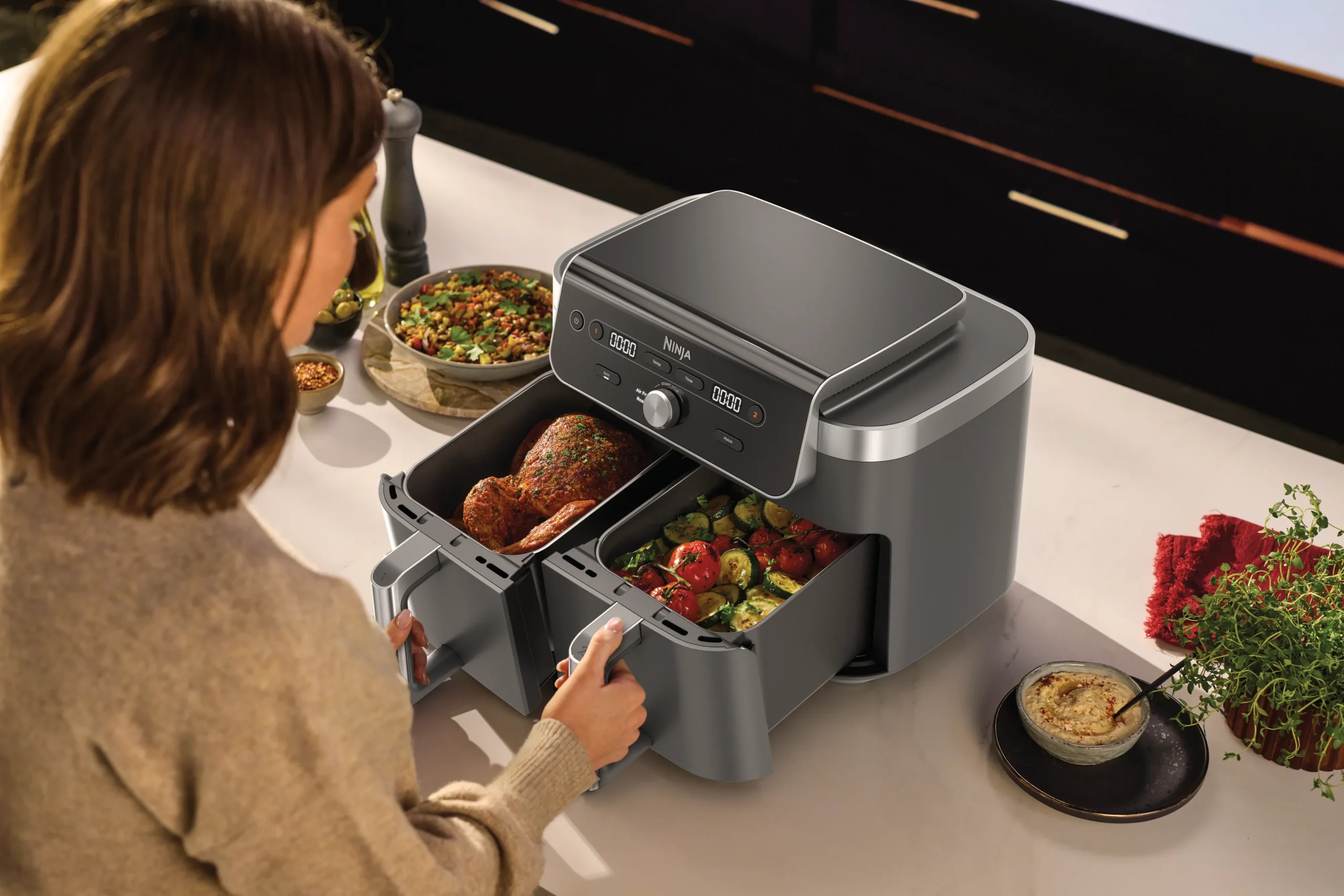 DAT-R_DZ901EU_InUse_Angled_Left_High_Kitchen_OnCounter_Woman_Chicken_Veg