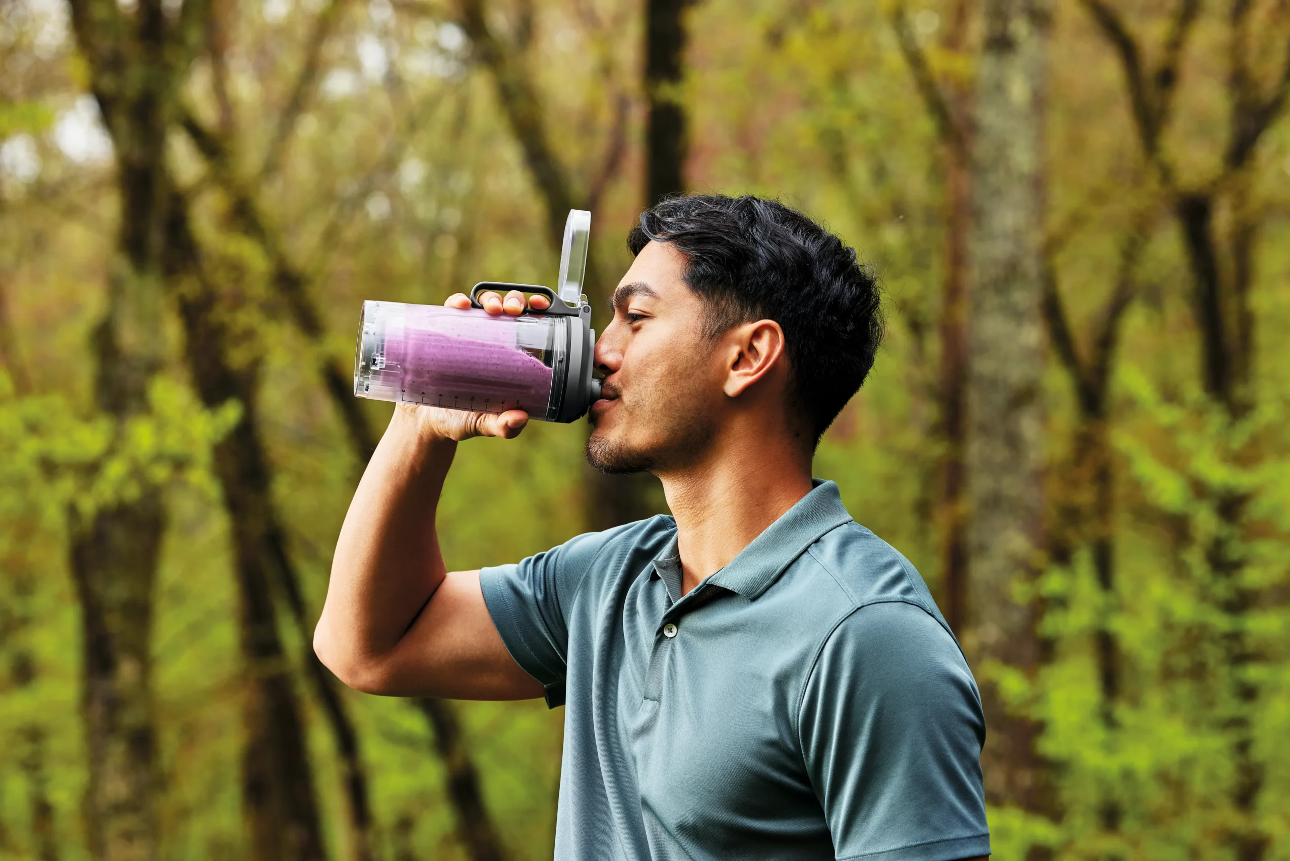 DAT-R_BC251EUGY_InUse_Forest_Drinking_Man
